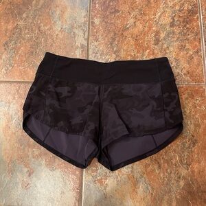 Women’s Lululemon Speed Up Low-Rise Shorts 2.5” - size 4 - Camo